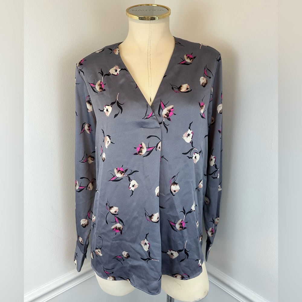 BANANA REPUBLIC Long Sleeve Grey Floral V-Neck Blouse | Size Small